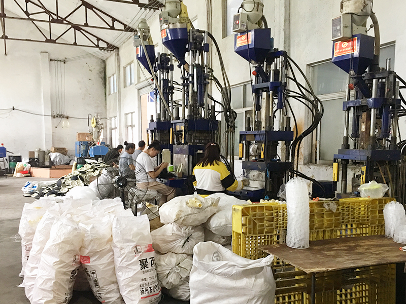 <strong>懸浮球生產(chǎn)車(chē)間</strong>